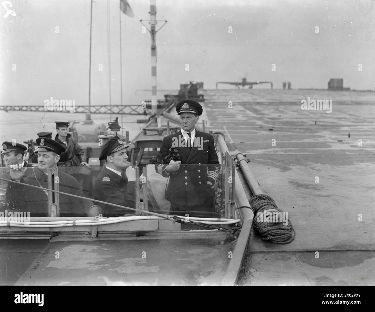 Dal 15 al 17 agosto 1943, la HMS Argus operò al largo di Lamlash, addestrando i piloti della Fleet Air Arm negli sbarchi di portaerei festeggiando 25 anni di servizio continuo. Capitano H. L. St J. Fancourt e tenente Cmdr. A. S. McTurk era sul ponte. Foto Stock