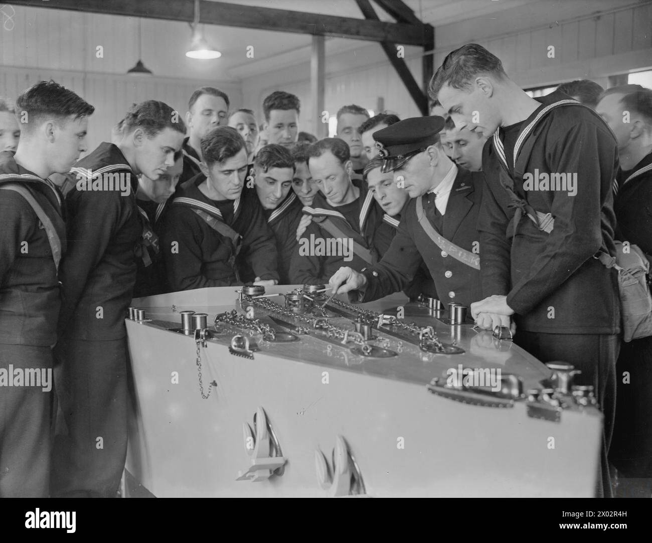 JOHN SMITH SI UNISCE ALLA MARINA. 1941, HMS RALEIGH, BASE DI ADDESTRAMENTO NAVALE, TORPOINT, PLYMOUTH. SERIE CHE SEGUE IL PROGRESSO DI UN UOMO (JOHN SMITH) CHE SI UNISCE ALLA MARINA E ATTRAVERSO L'ADDESTRAMENTO. - Questo modello in scala è stato usato per insegnargli i compiti di cavo e ancoraggio sul fo'c'sle Foto Stock