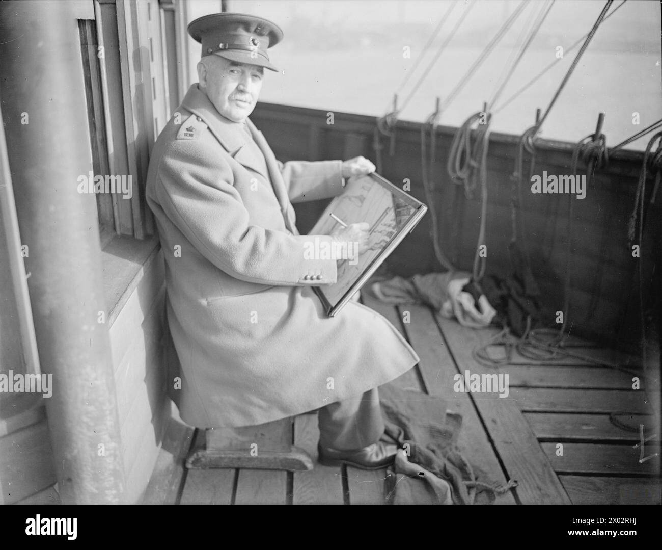 Nel 1940, Sir Muirhead Bone lavorò a bordo di una nave della Royal Navy in porto, disegnando e documentando scene dal ponte della nave. Foto Stock