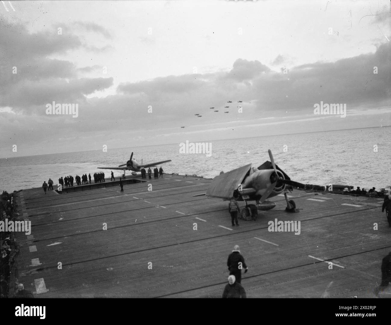 Il 3 aprile 1944, gli aerei della portaerei di scorta HMS Emperor, parte della Home Fleet britannica, lanciarono il primo attacco contro la corazzata tedesca Tirpitz ad Altenfjord, Norvegia, lasciando la nave in fiamme. Foto Stock