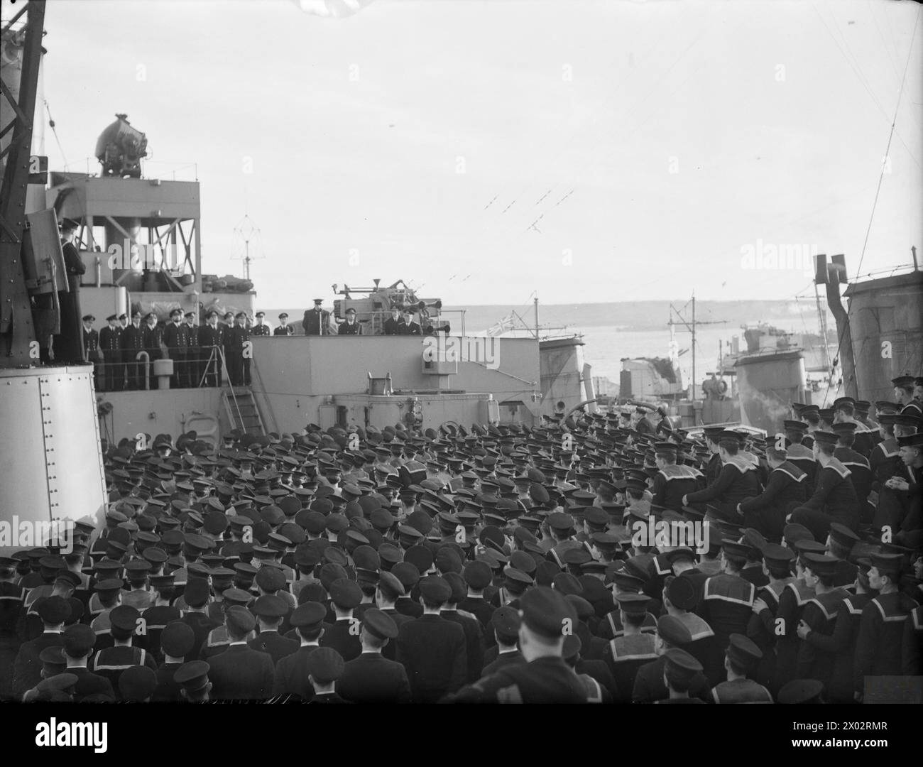 Il 15 gennaio 1943 a Scapa Flow, il primo Lord dell'Ammiragliato A V Alexander si rivolse agli equipaggi di cacciatorpediniere a bordo della nave deposito HMS Tyne durante una visita di tre giorni alla Home Fleet. Foto Stock