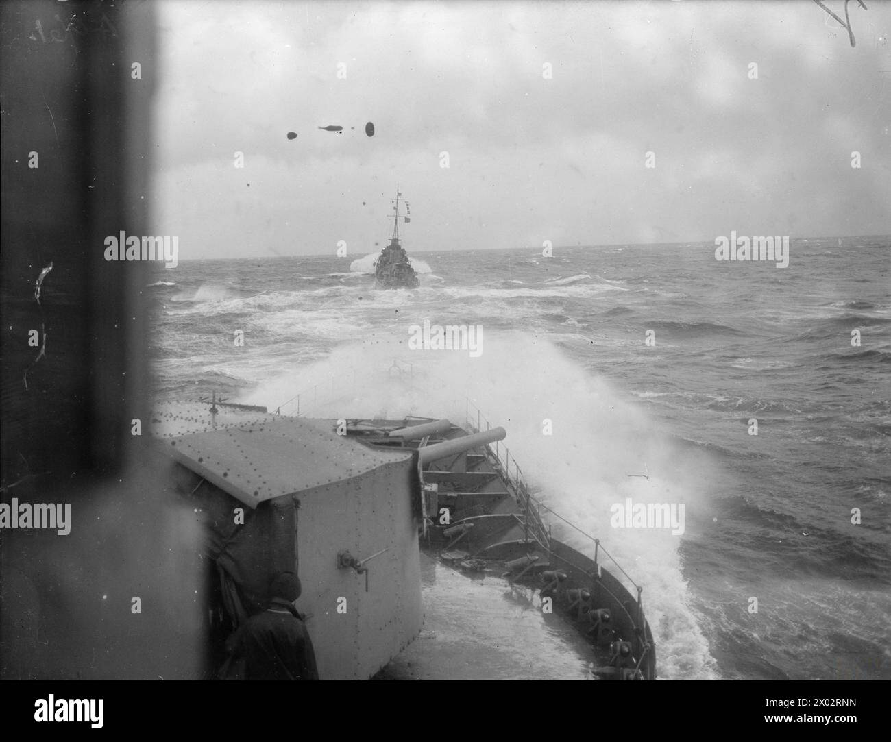 Nel settembre 1940, il cacciatorpediniere HMS Jersey subì prove in mare in condizioni difficili. Foto Stock