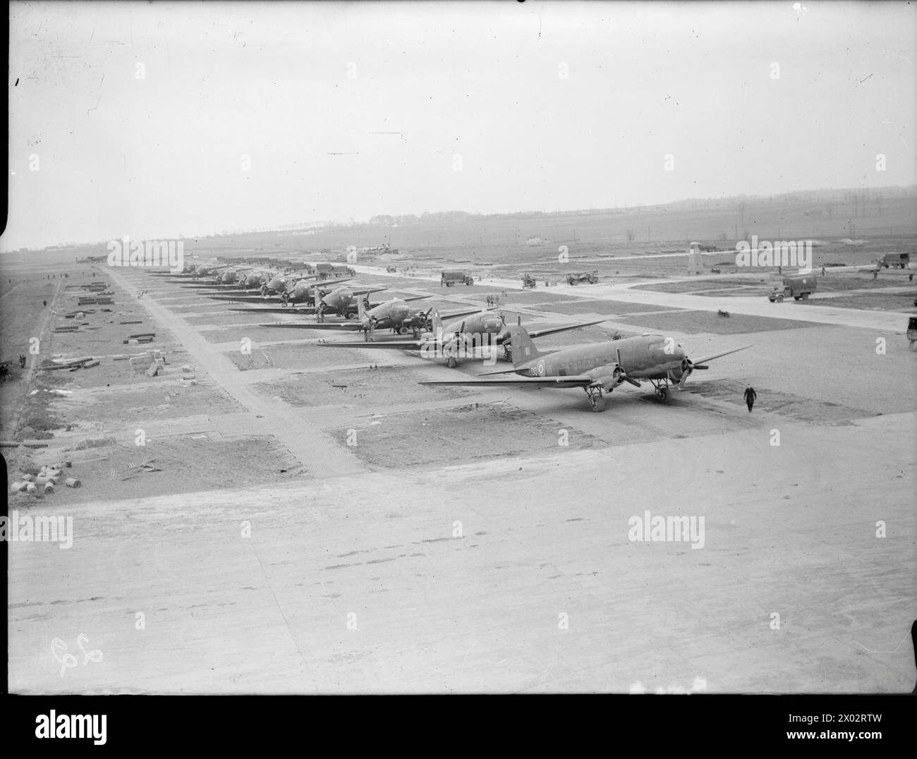 COMANDO DI TRASPORTO DELLA ROYAL AIR FORCE, 1943-1945. - Douglas Dakotas, in attesa dello scarico del loro carico dopo l'arrivo alla stazione B56/Evere, Belgio Foto Stock