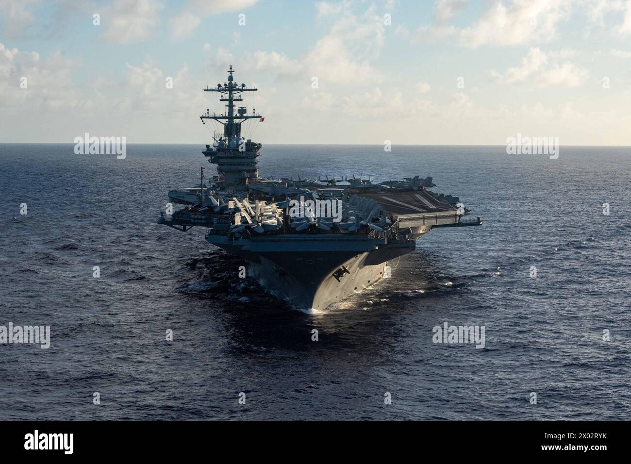 MARE DELLE FILIPPINE (5 aprile 2024) la portaerei classe Nimitz USS Theodore Roosevelt (CVN 71) transita nel Mar delle Filippine il 5 aprile 2024 Foto Stock