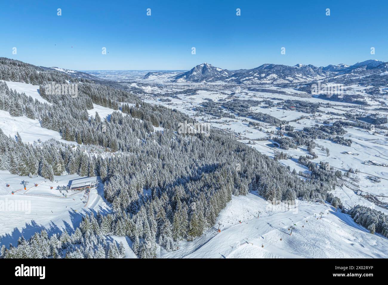 Herrliche Bedingungen für Wintersport im Skigebiet am Bolsterlanger Horn im Allgäu Ausblick auf das winterlich verschneite Oberallgäu rund um Bols Bol Foto Stock