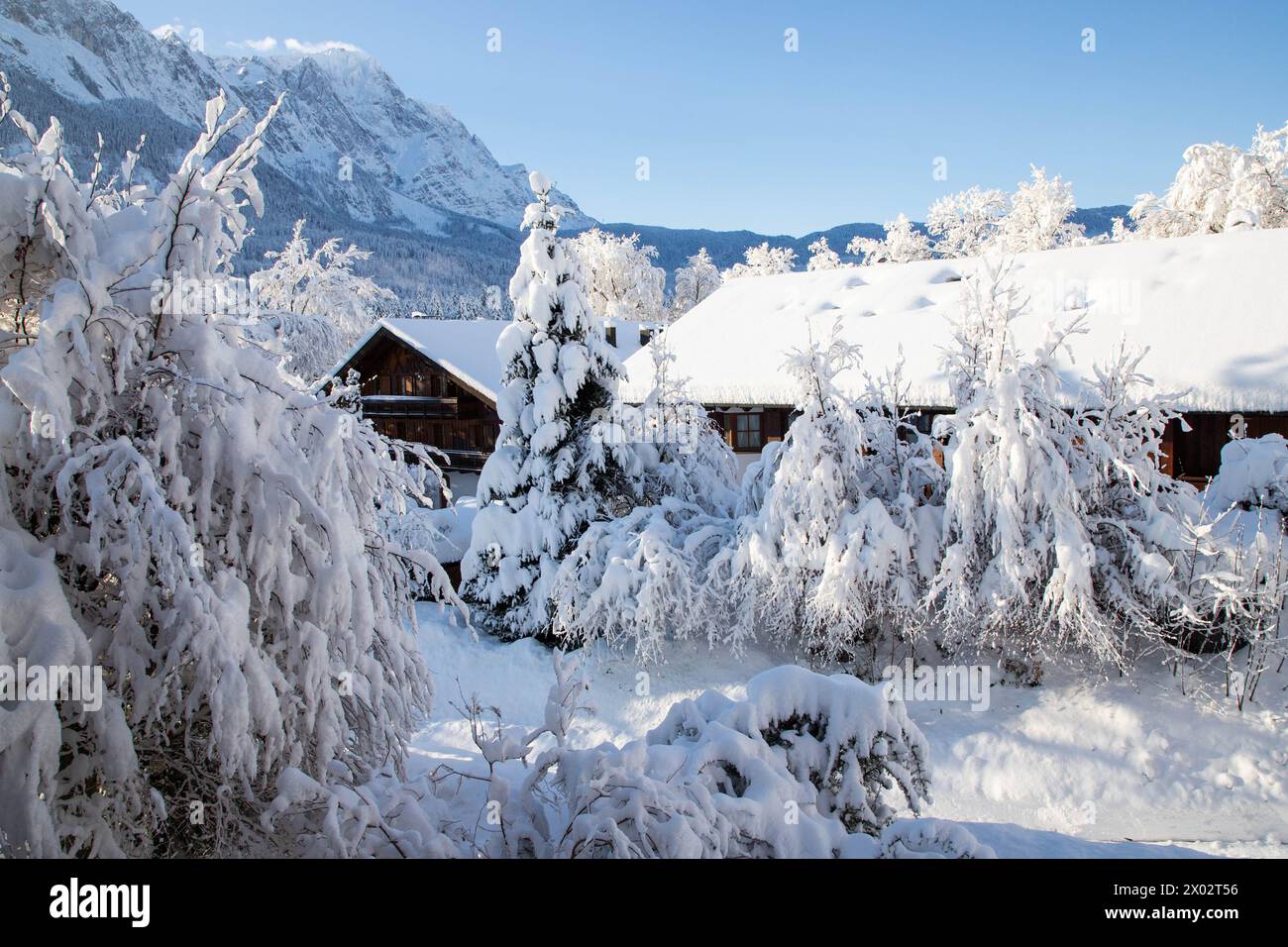 Inverno con grande neve nelle Alpi bavaresi, Garmish-Partenkirchen, Germania, Europa Foto Stock