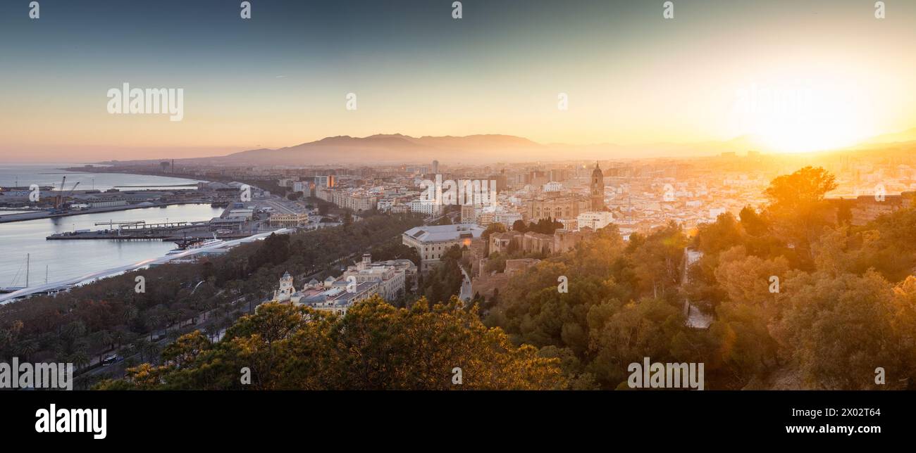 Vista di Malaga al tramonto, Andalusia, Spagna, Europa Foto Stock