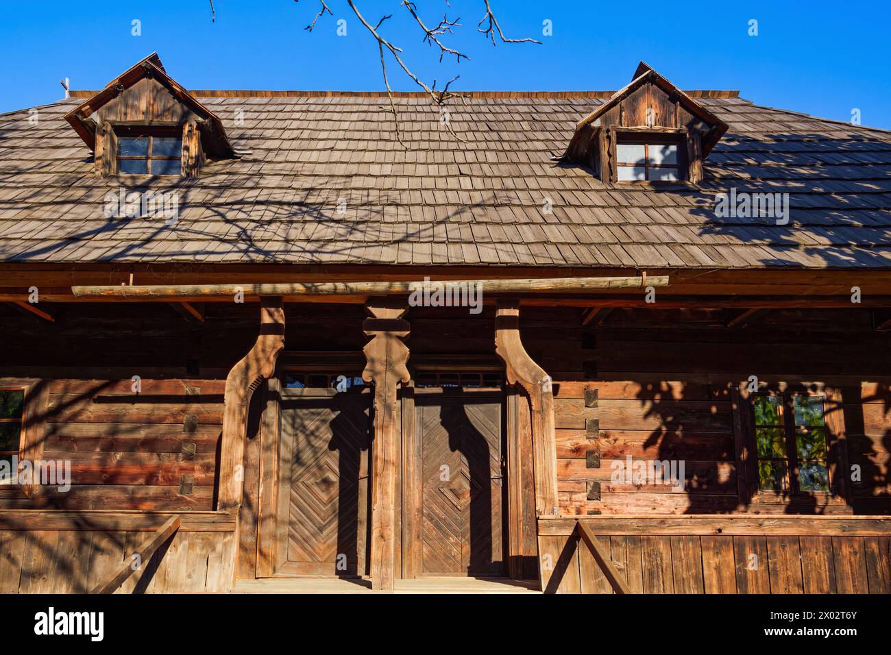 Autentici insediamenti contadini che espongono la tradizionale vita dei villaggi rumeni all'interno del Museo Nazionale del Villaggio Dimitrie gusti, Bucarest, Romania, Europa Foto Stock