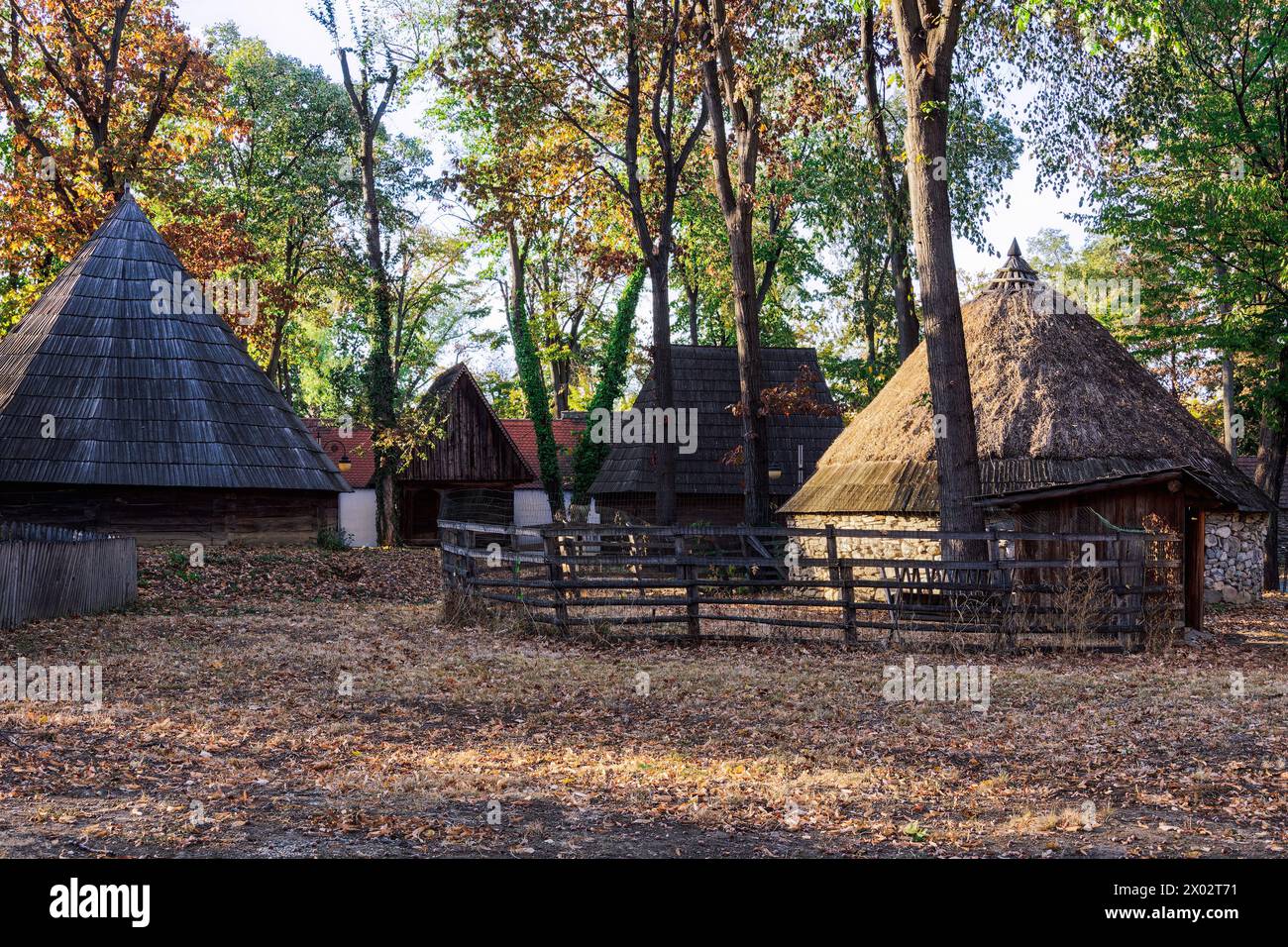 Autentici insediamenti contadini che espongono la tradizionale vita dei villaggi rumeni all'interno del Museo Nazionale del Villaggio Dimitrie gusti, Bucarest, Romania, Europa Foto Stock