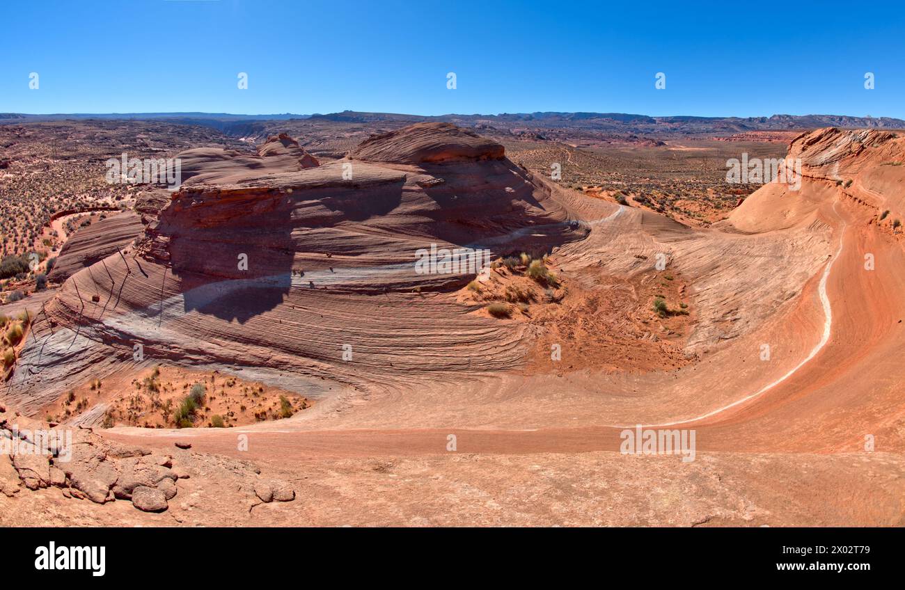 Vista dalla cima di una mesa di arenaria, una duna di sabbia fossilizzata, presso Ferry Swale nell'area ricreativa del Glen Canyon vicino a Page, Arizona Foto Stock