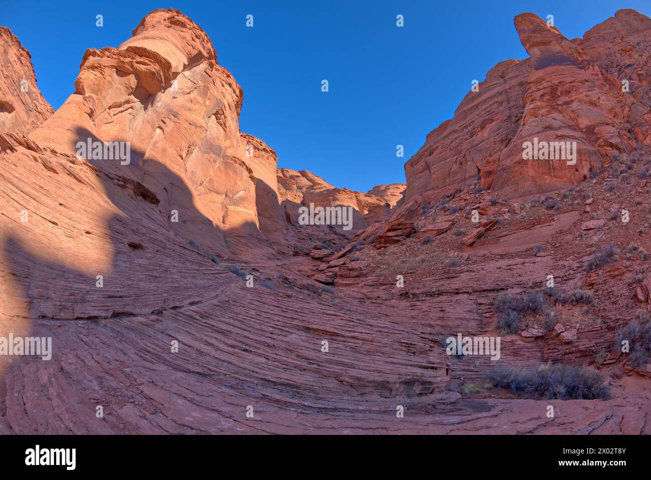 Vista da sotto le scogliere del canyon dello sperone appena a nord del punto panoramico principale di Horseshoe Bend, Arizona, Stati Uniti d'America, Nord America Foto Stock