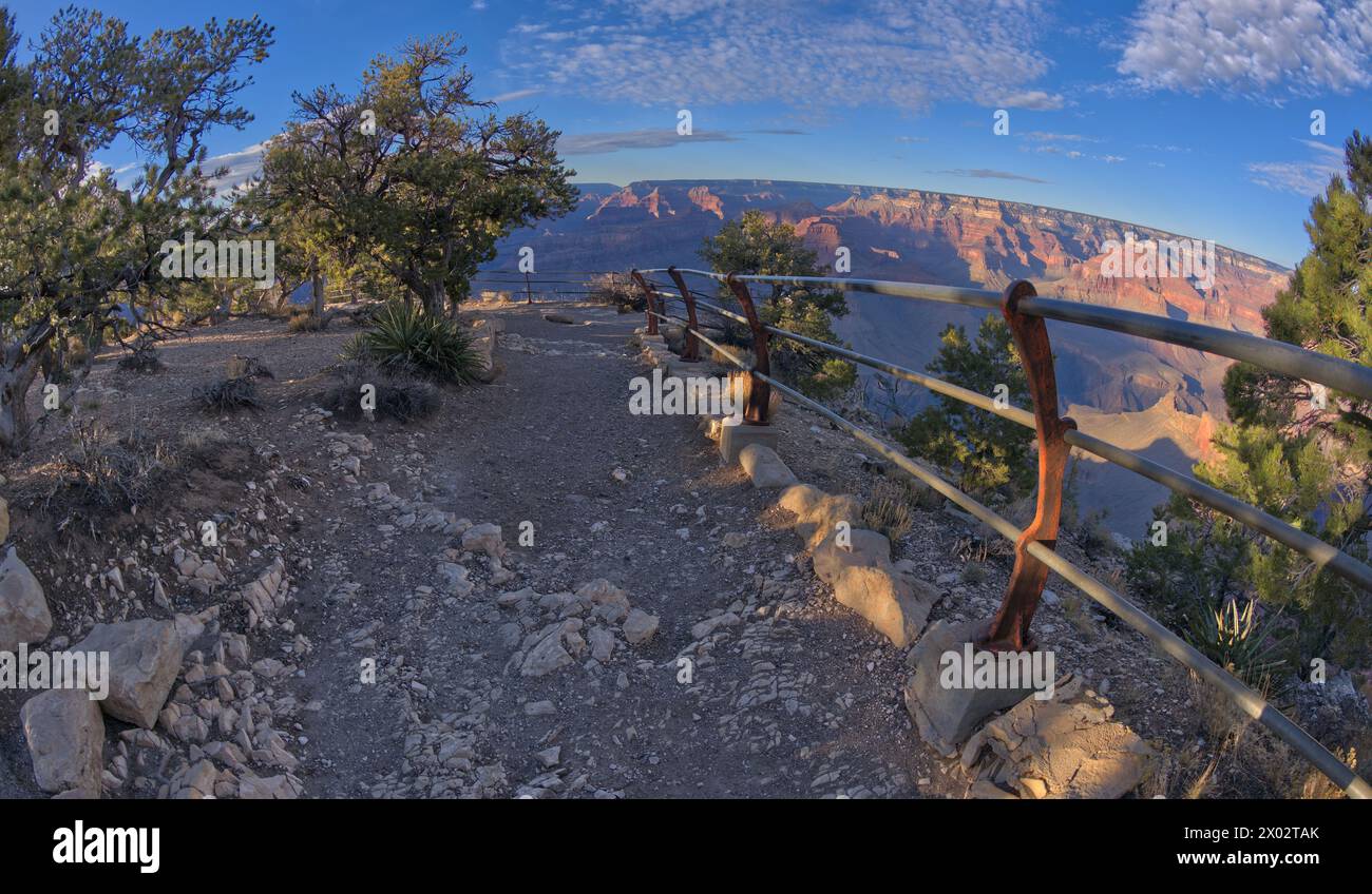 Un sentiero roccioso che porta al punto panoramico Mohave, al Grand Canyon, sito patrimonio dell'umanità dell'UNESCO, Arizona, Stati Uniti d'America, Nord America Foto Stock