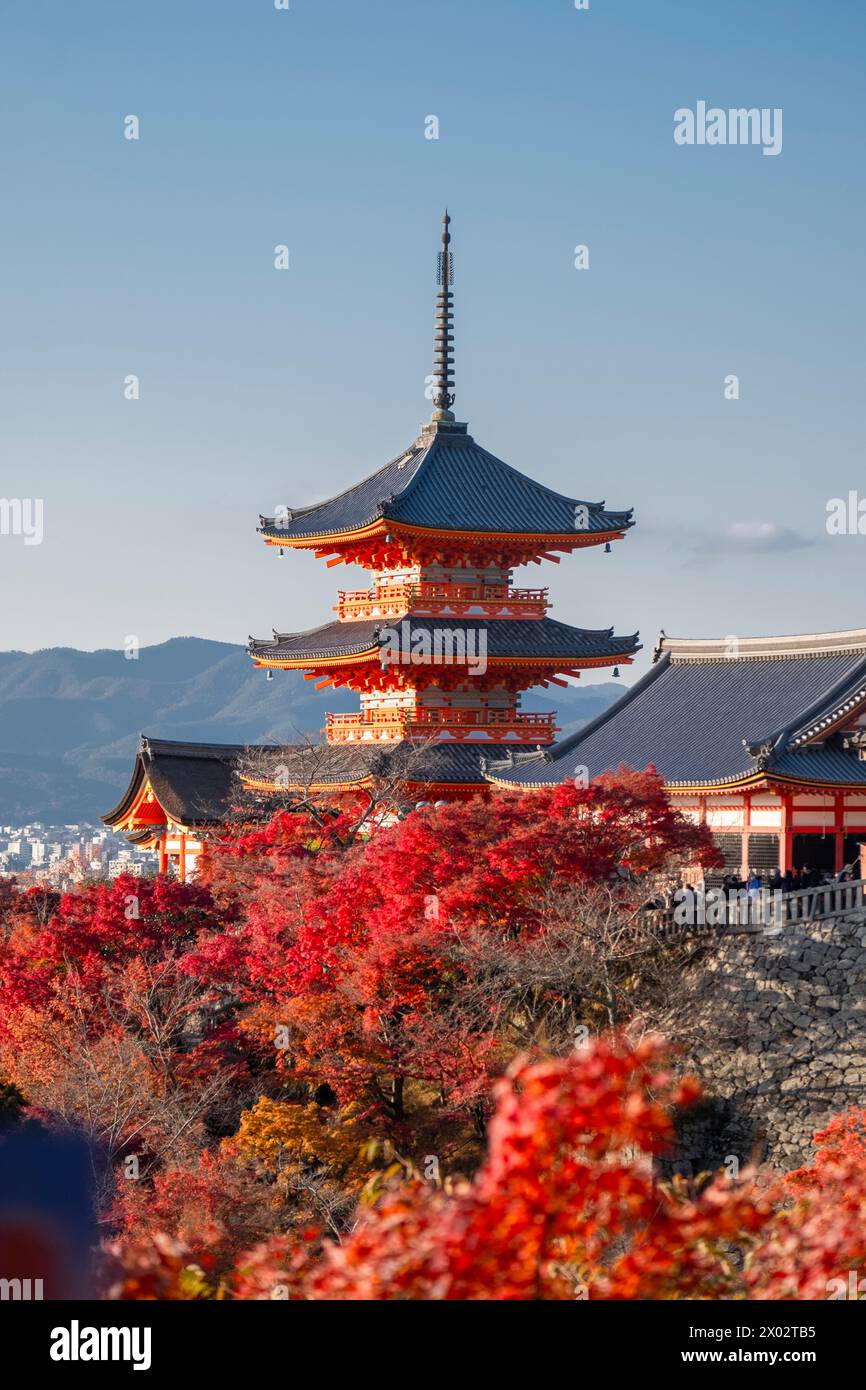 Tempio buddista Kiyomizu-dera e Pagoda a tre piani Sanjunoto con colore autunnale, Kyoto, sito Patrimonio dell'Umanità dell'UNESCO, Honshu, Giappone, Asia Foto Stock