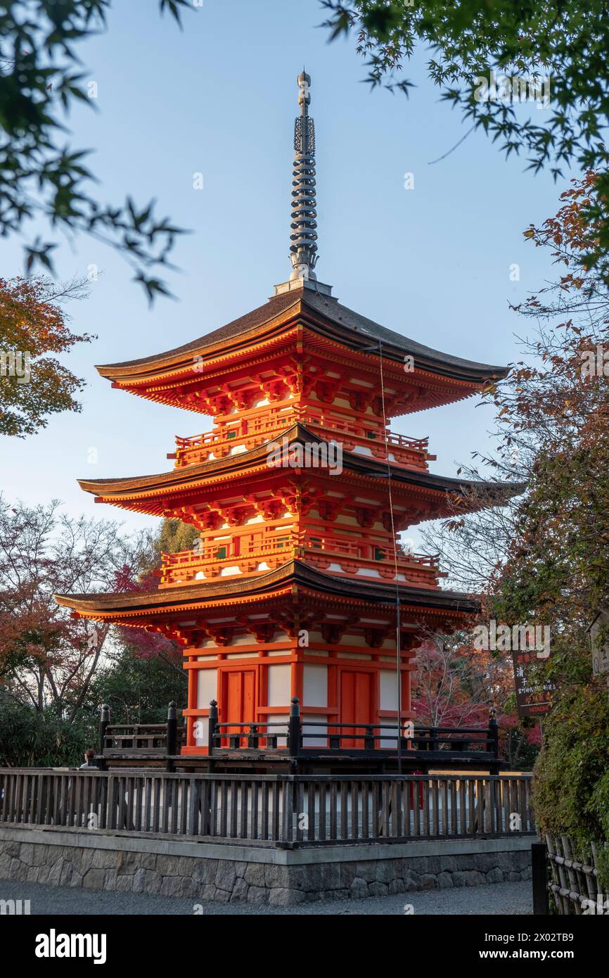 Tempio buddista Kiyomizu-dera e Pagoda a tre piani Koyasunoto con colori autunnali, Kyoto, sito Patrimonio dell'Umanità dell'UNESCO, Honshu, Giappone, Asia Foto Stock