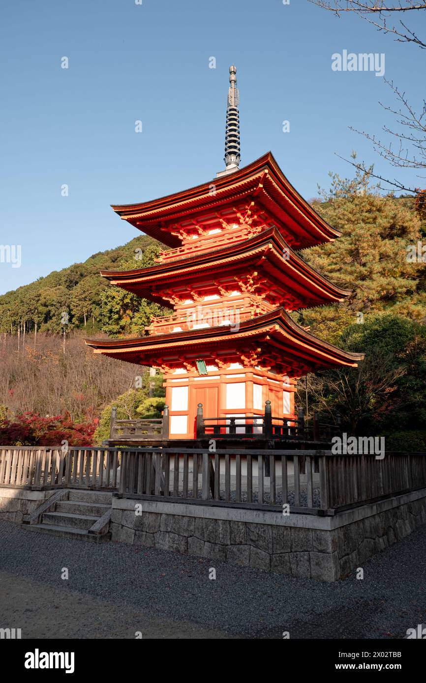 Tempio buddista Kiyomizu-dera e Pagoda a tre piani Koyasunoto con colori autunnali, Kyoto, sito Patrimonio dell'Umanità dell'UNESCO, Honshu, Giappone, Asia Foto Stock