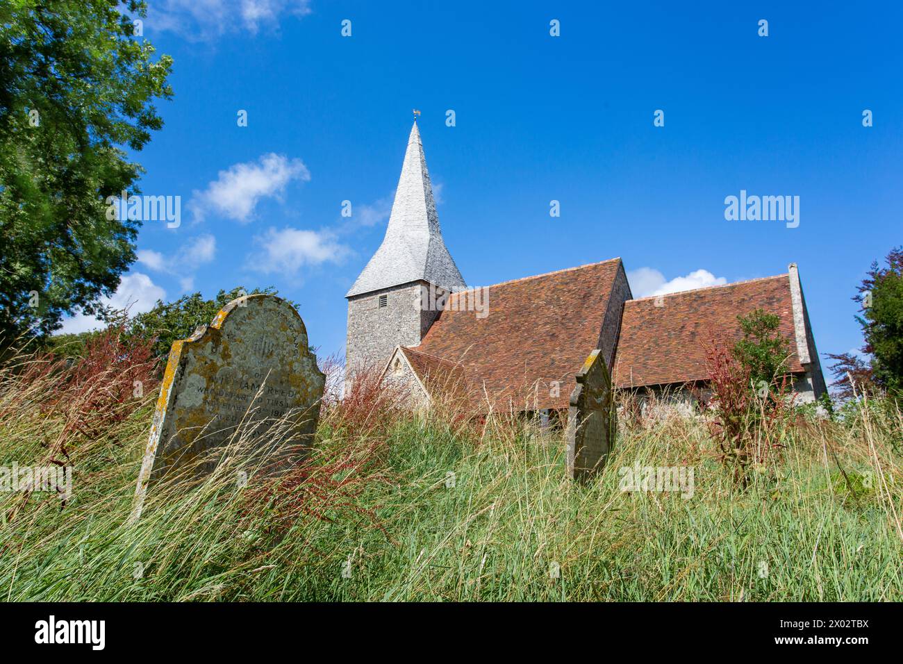 St Michael and All Angels Church, con famosi dipinti degli artisti di Bloomsbury Duncan Grant e Vanessa e Quentin Bell, Berwick, East Sussex Foto Stock