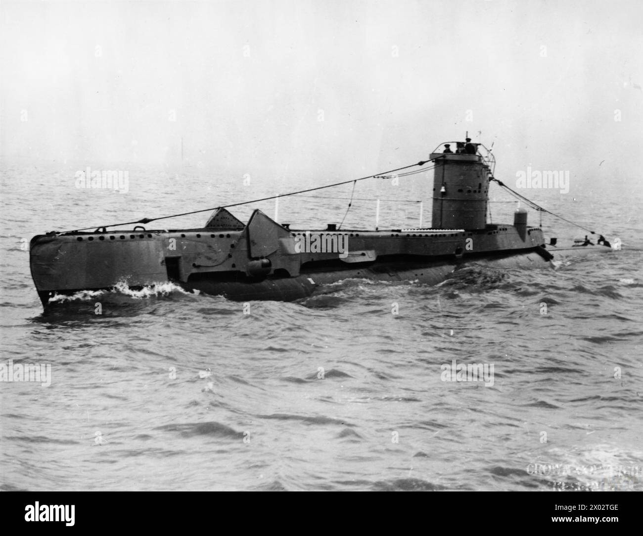 La HMS Untiring, una nave della Royal Navy, è in corso durante le operazioni marittime. Foto Stock