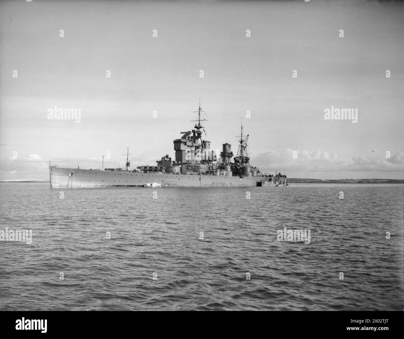 HMS King George V, una nave da battaglia della Royal Navy, ritorna in un porto britannico nel 1941 dopo un viaggio negli Stati Uniti. La nave è una nave da battaglia classe King George V e fa parte della flotta navale britannica durante la seconda guerra mondiale Foto Stock