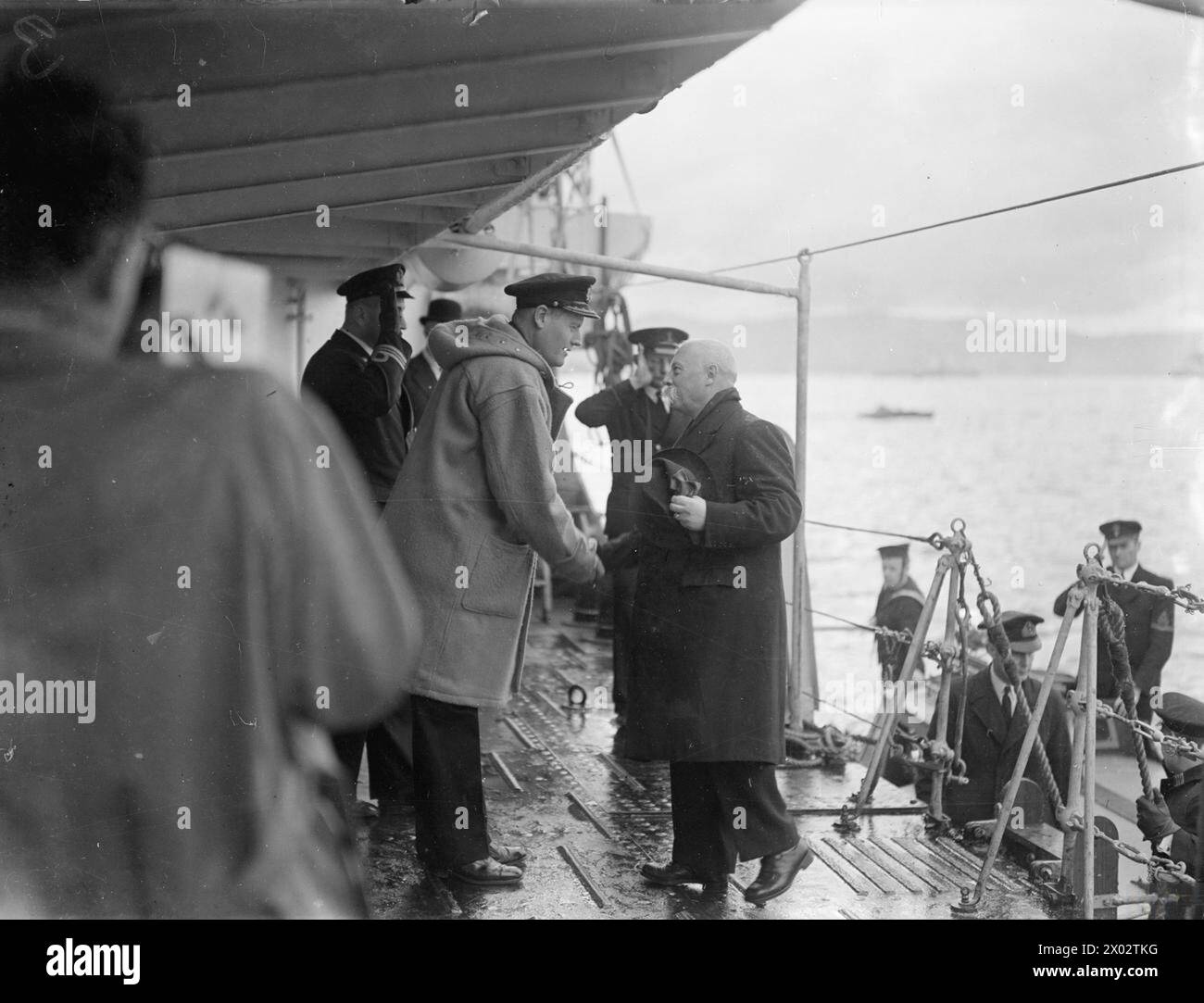 Il professor Gerbrandy, Premier olandese, consegna la nuova fregata HNMS Johan Maurits al comandante Alfred de Booy della Royal Netherlands Navy a Greenock il 25 giugno 1943. Foto Stock
