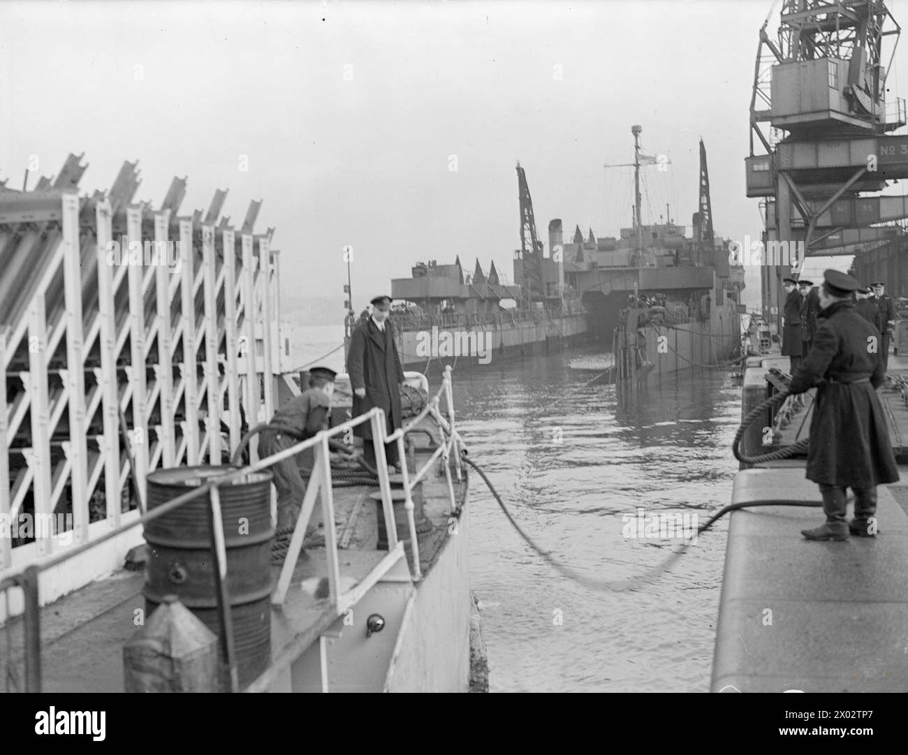 Il 13 dicembre 1944, la nave da sbarco Eastways a Newcastle on Tyne stava caricando mezzi da sbarco equipaggiati con razzi per operazioni navali. Foto Stock