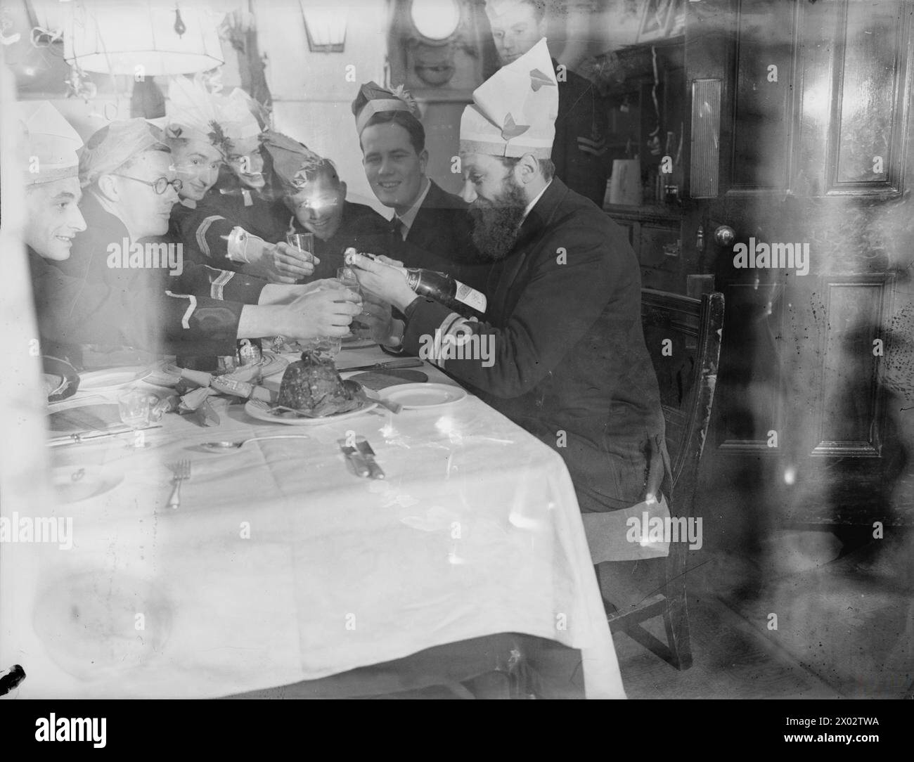Il 14 dicembre 1941, la HMS Westminster tenne una festa di Natale nella stanza di Rosyth, dove il primo tenente aprì lo champagne catturato a Dunkerque. Foto Stock