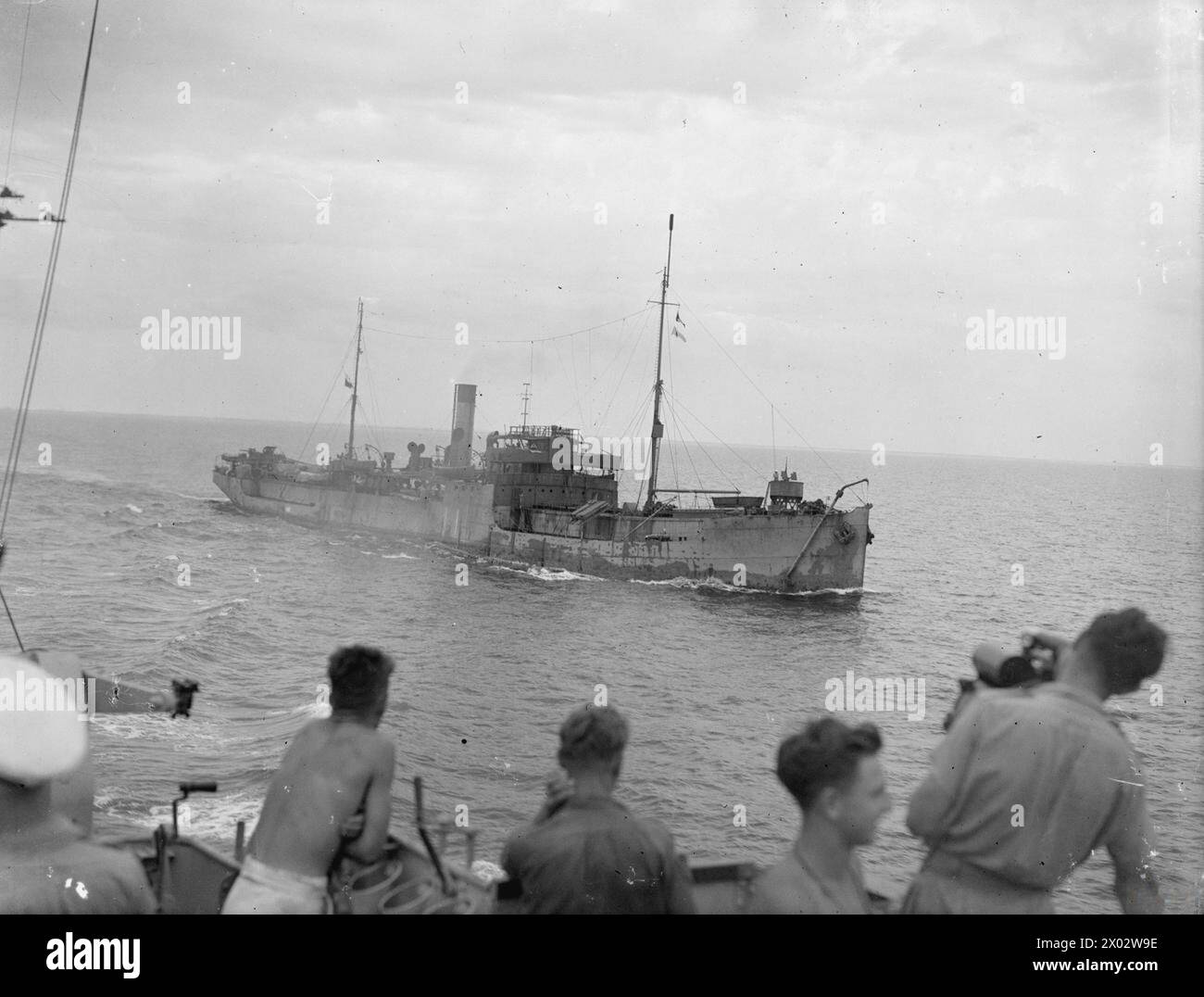 NEL MEDITERRANEO. DAL 18 AL 23 GIUGNO 1943, A BORDO DELLA HMS EXMOOR, TRA ALESSANDRIA E MALTA. - Il SOLDATO BRITANNICO, famoso mercantile di Alessandria verso i convogli di Malta, ha ricevuto un messaggio dalla HMS EXMOOR. Dal 1940 in poi centinaia di bombe furono dirette al SOLDATO BRITANNICO, ma lei sopravvisse a tutte Foto Stock