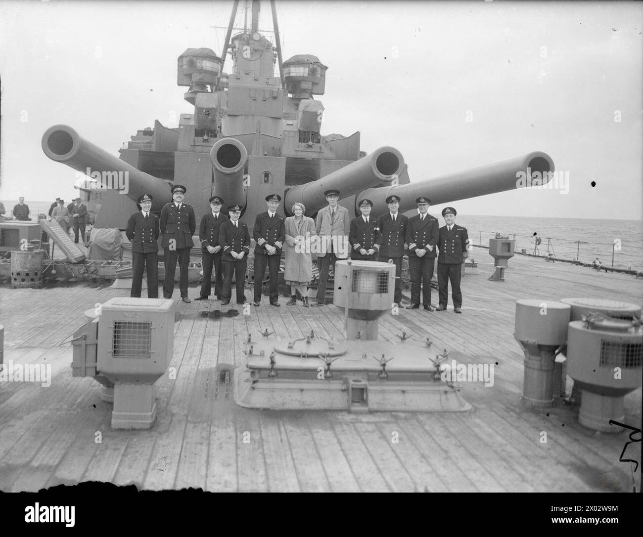 La HMS King George V trasporta Lord e Lady Halifax in America nel gennaio 1941, con gli ufficiali che posero vicino ai cannoni principali della nave durante il viaggio. Foto Stock