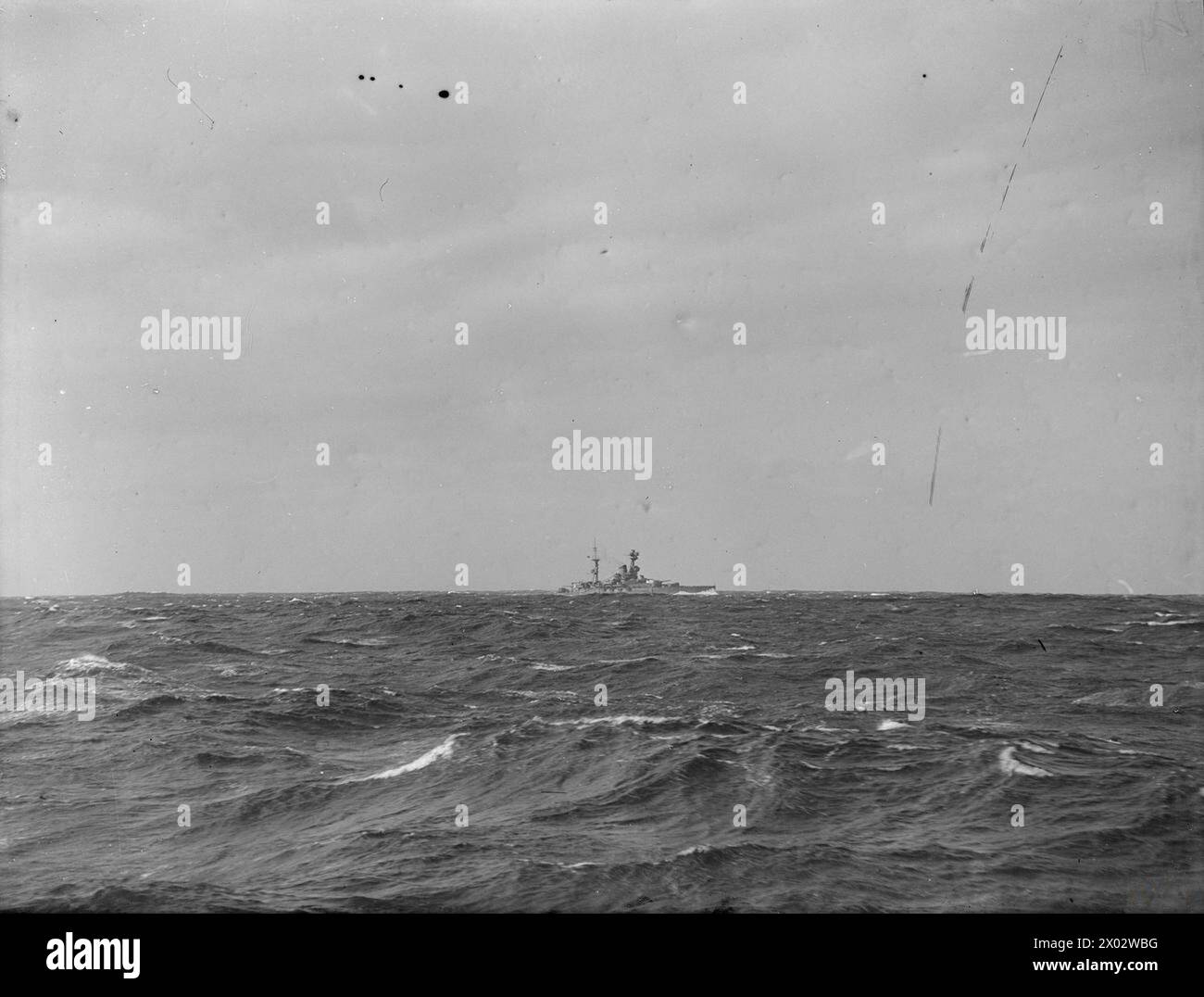 Nel 1941, la HMS Kipling operò in mare con la Fifth Destroyer Flotilla accanto alla HMS Resolution, una corazzata di classe Royal Sovereign della Royal Navy. Foto Stock