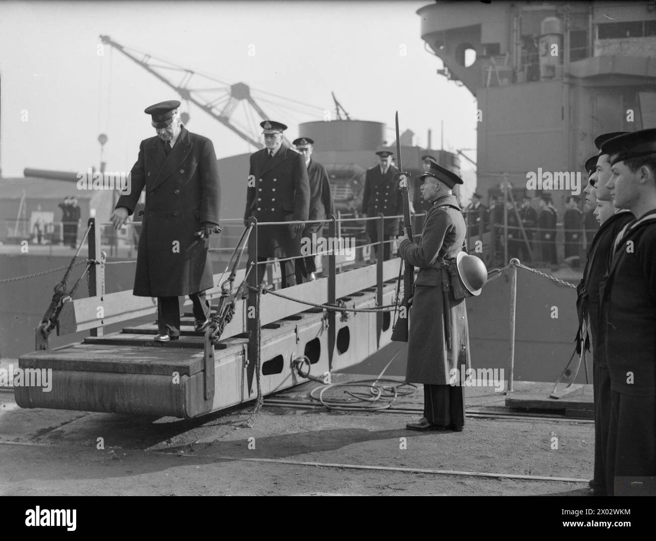 Il primo Lord dell'Ammiragliato, A.V. Alexander, sta lasciando l'incrociatore HMS Exeter a seguito di un'ispezione presso l'arsenale di Devonport nel marzo 1941. Foto Stock