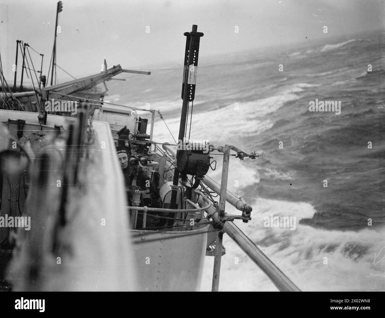Nel 1940, la HMS Argus, una portaerei, si affondò durante la navigazione nell'Atlantico, mostrando uno dei ponti di bandiera della nave durante le operazioni. Foto Stock
