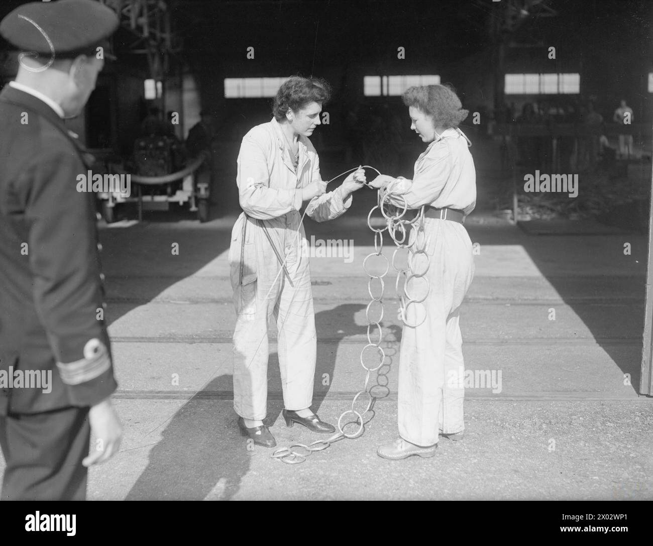 Le donne a Southampton il 13 ottobre 1942 fabbricano anelli di filo per reti di difesa del boom utilizzate per proteggere porti e navi. Foto Stock