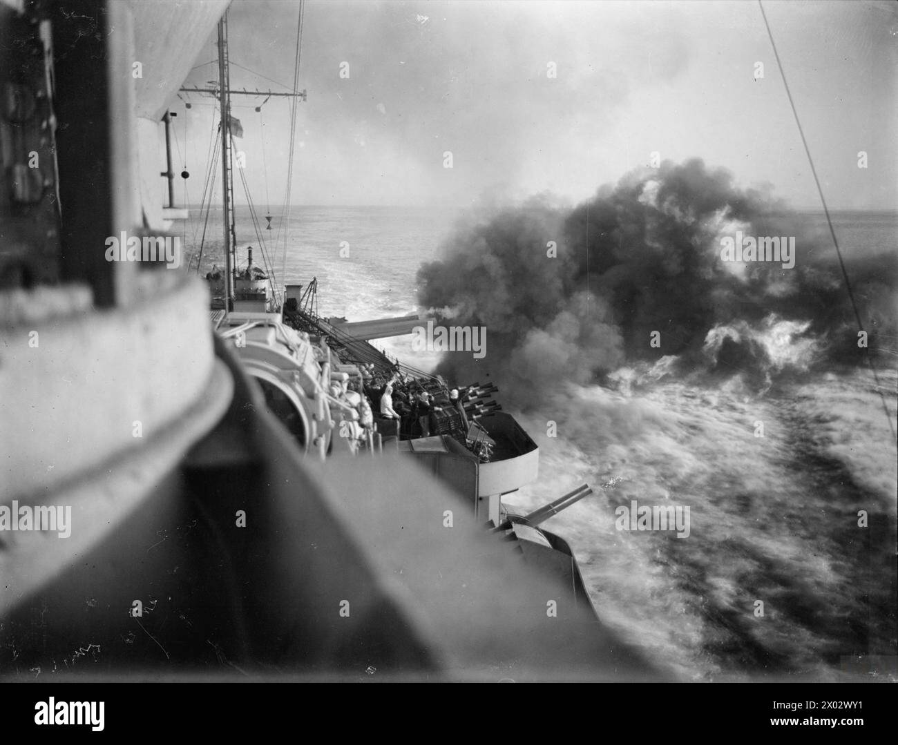 Il 17 luglio 1943, la HMS Warspite bombardò le truppe nemiche a Catania, in Sicilia, da una distanza compresa tra 11.000 e 15.000 metri, rispondendo ad una richiesta dell'esercito. Foto Stock