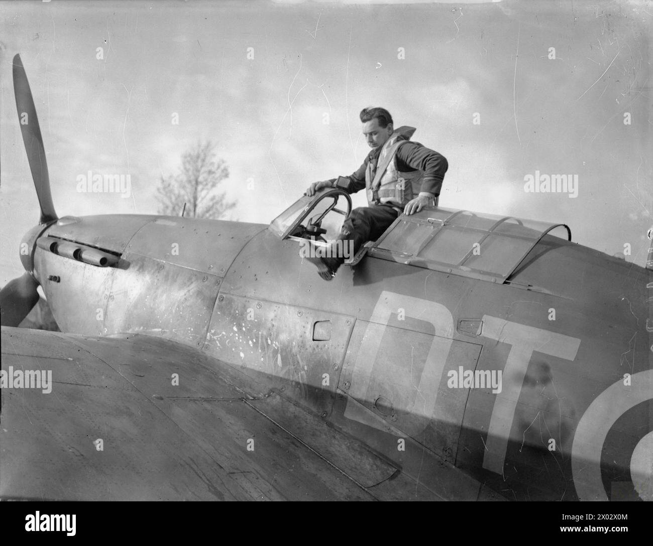 LA BATTAGLIA DELLA GRAN BRETAGNA 1940 - il tenente di volo Howard Peter "Cowboy" Blatchford del No. 257 Squadron uscì dal suo uragano a Martlesham Heath, novembre 1940 Royal Air Force, 257 Squadron Foto Stock