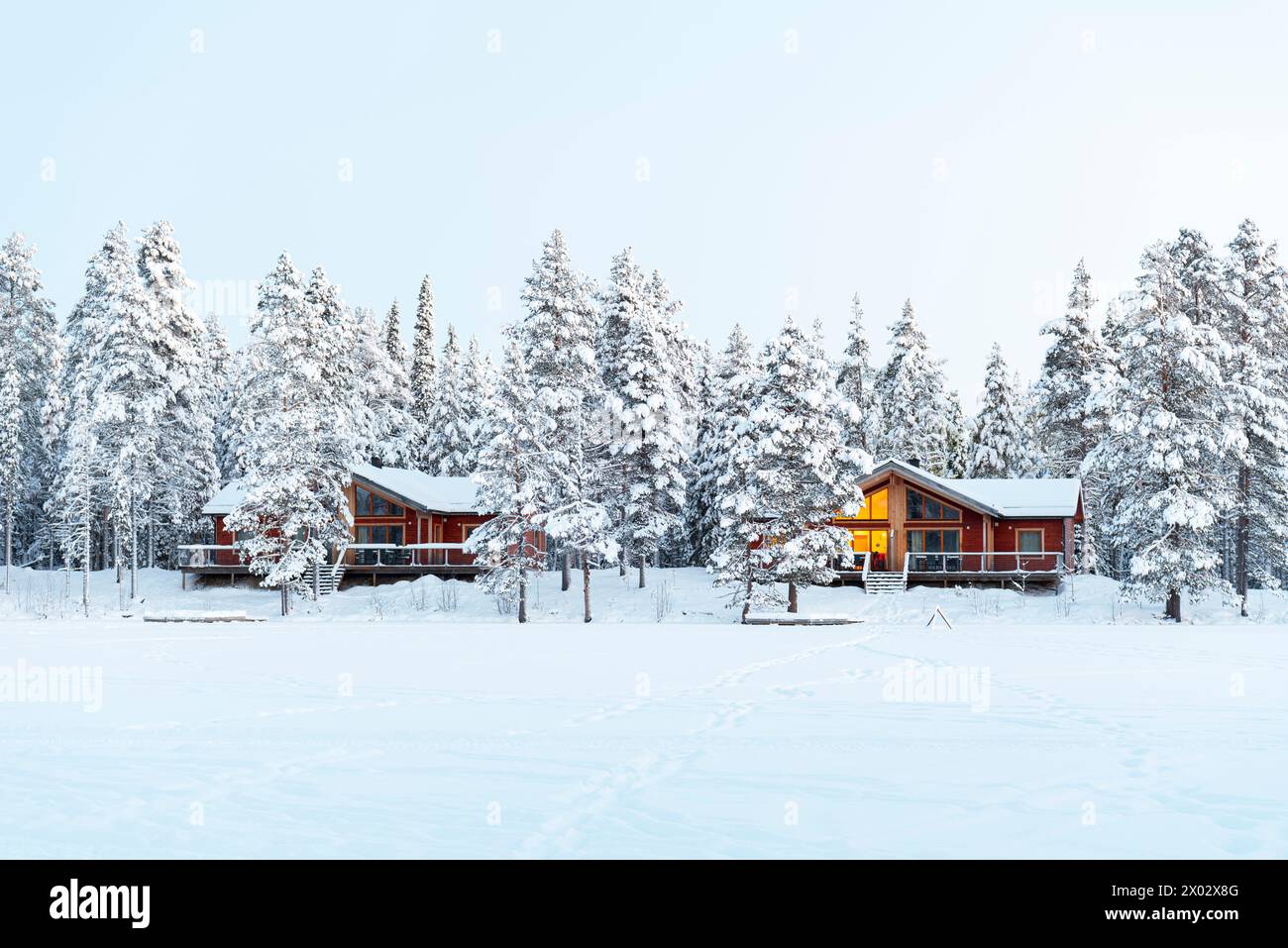 Vista invernale di un rifugio di montagna circondato da foreste ghiacciate ricoperte di neve in Lapponia svedese, Svezia, Scandinavia, Europa Foto Stock