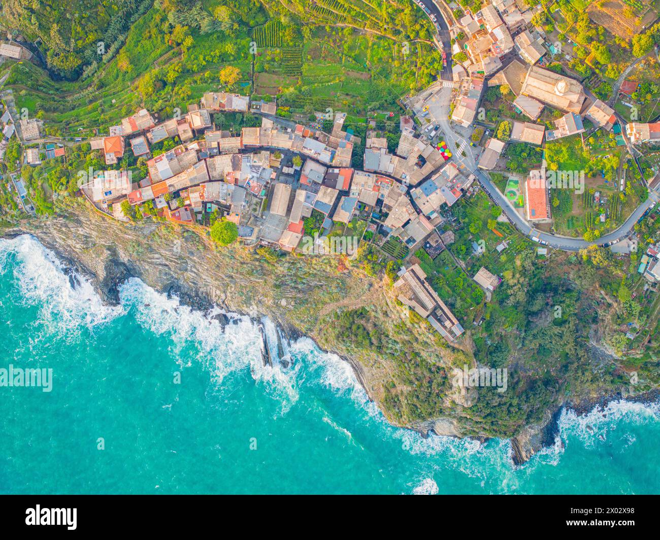 Vista aerea con drone del famoso villaggio di Corniglia, del Parco Nazionale delle cinque Terre, sito Patrimonio dell'Umanità dell'UNESCO, la Spezia, Liguria, Italia Foto Stock