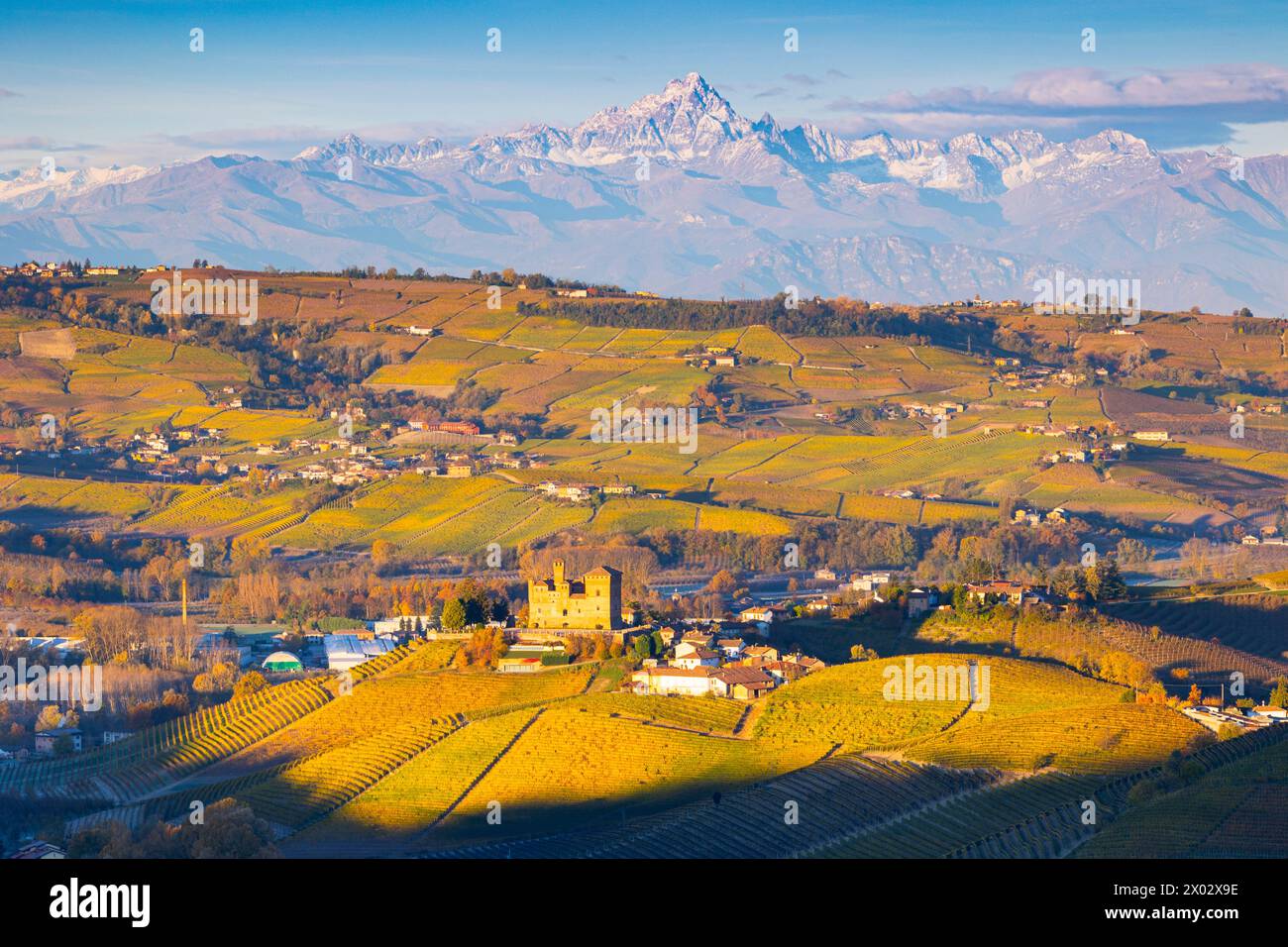 Il Castello di Grinzane Cavour con sullo sfondo il Monviso, Patrimonio dell'Umanità dell'UNESCO, Langhe, Piemonte, Italia, Europa Foto Stock