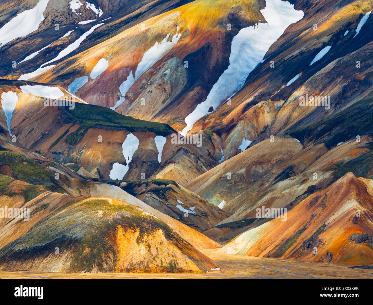 Vista aerea in droni della splendida montagna nella zona di Landmannalaugar, Islanda, regioni polari Foto Stock