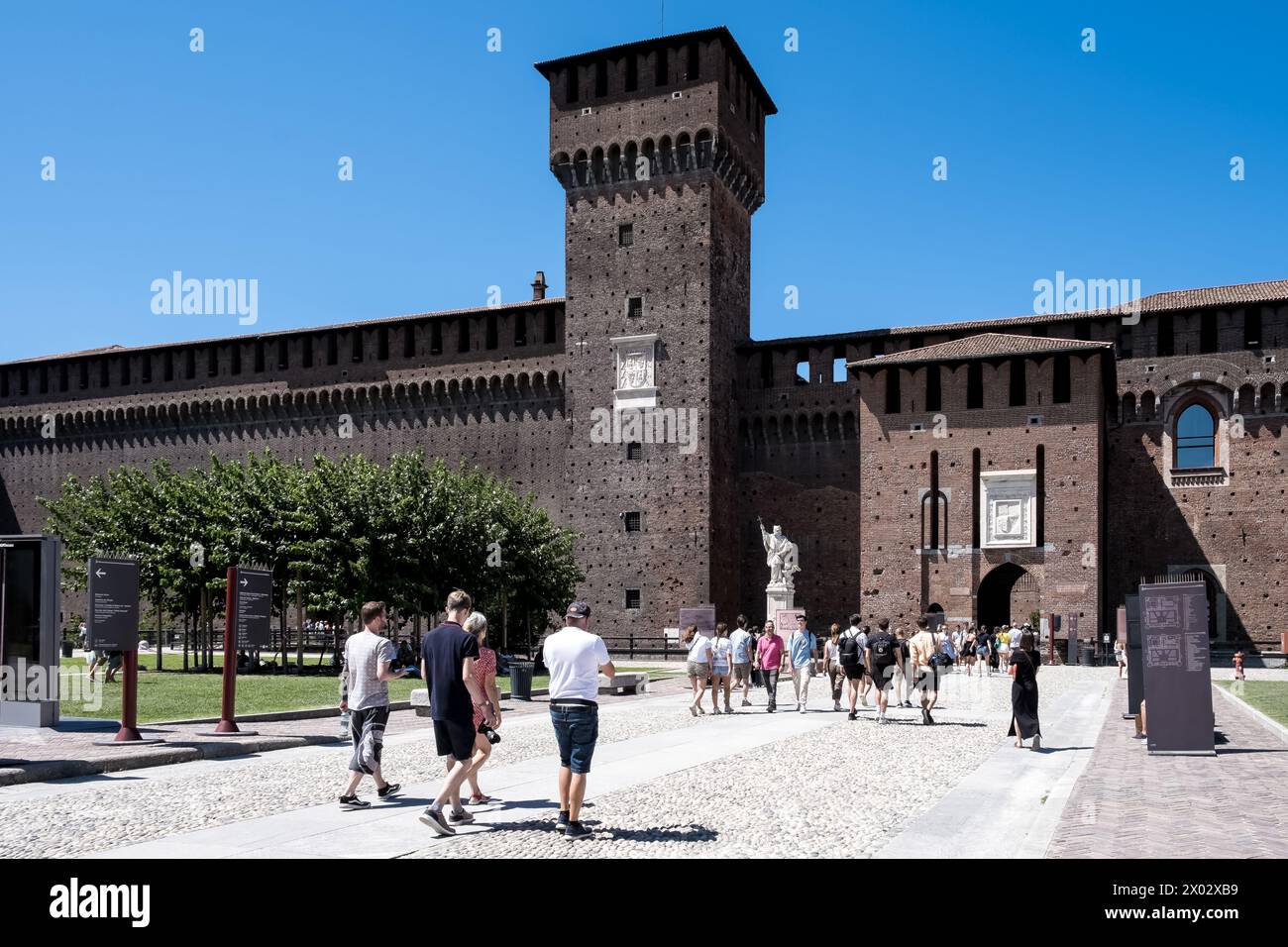 Veduta del Castello Sforzesco, una fortificazione medievale risalente al XV secolo che oggi ospita musei e collezioni d'arte, Milano Foto Stock