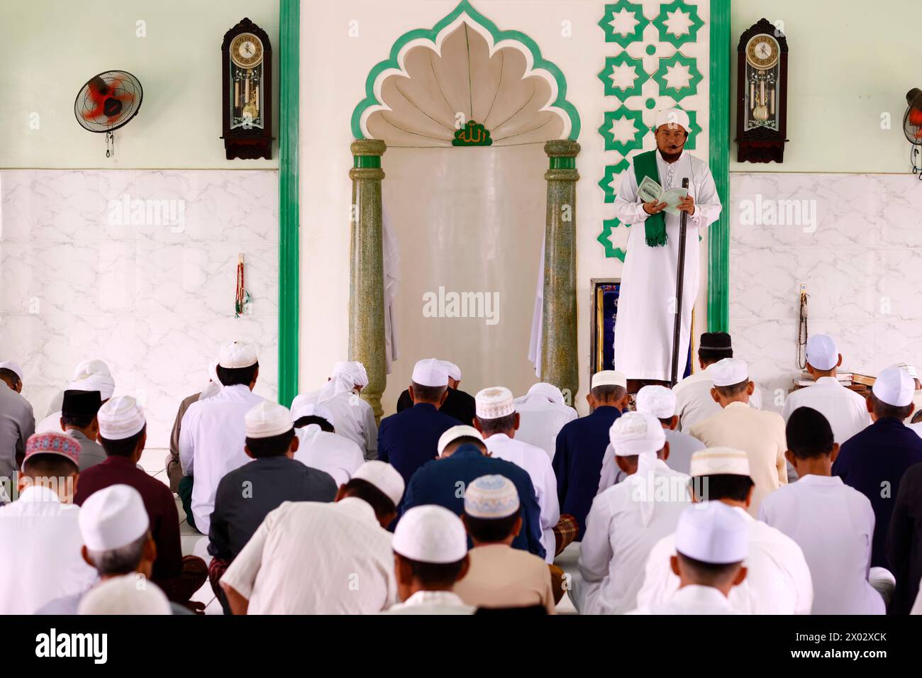Sermone dell'Imam, preghiere del venerdì (Salat), moschea Jamiul Azhar, Vietnam, Indocina, sud-est asiatico, Asia Foto Stock