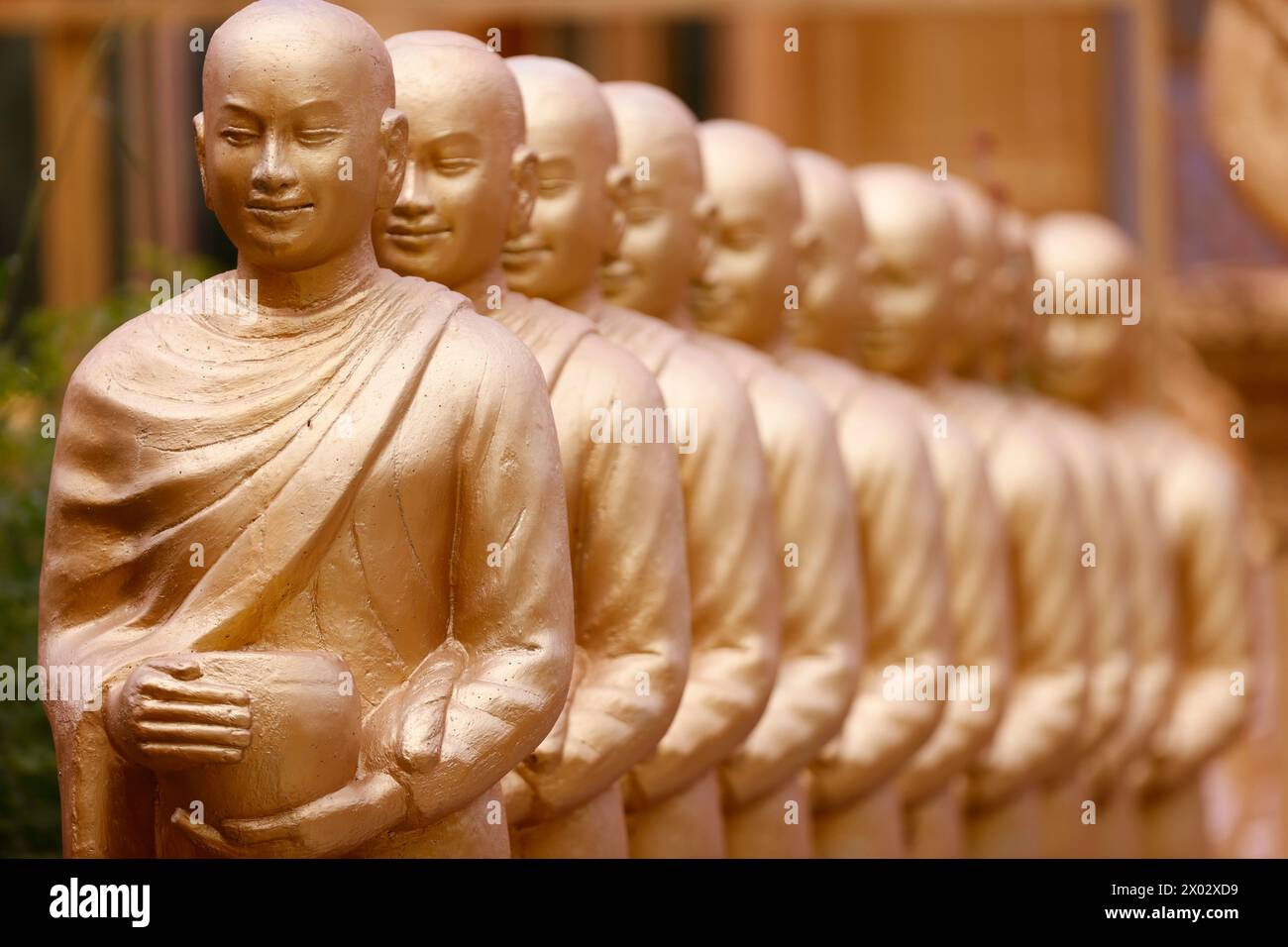 Statue che mostrano Sangha con ciotole (Alms per monaci buddisti), Mongkol Serei Kien Khleang Pagoda, Phnom Penh, Cambogia, Indocina Foto Stock
