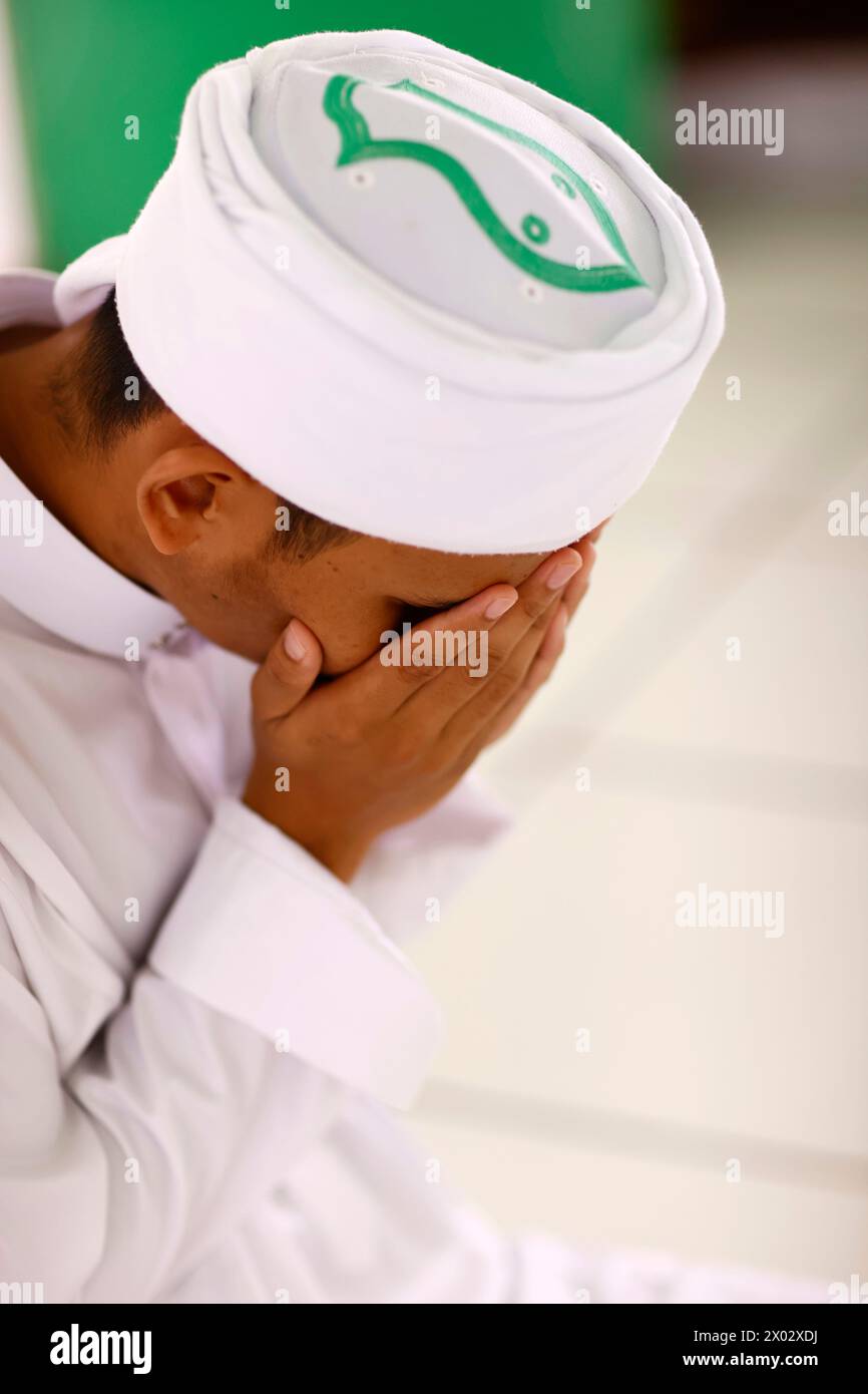 Uomo musulmano che prega, Moschea Jamiul Azhar, Vietnam, Indocina, Sud-est asiatico, Asia Foto Stock