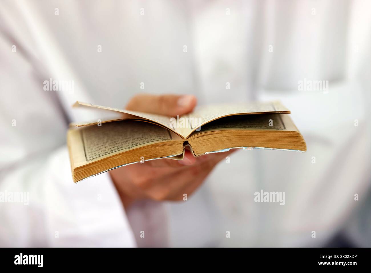 Uomo musulmano che legge un Sacro Corano arabo, Moschea Jamiul Azhar, Vietnam, Indocina, Sud-est asiatico, Asia Foto Stock