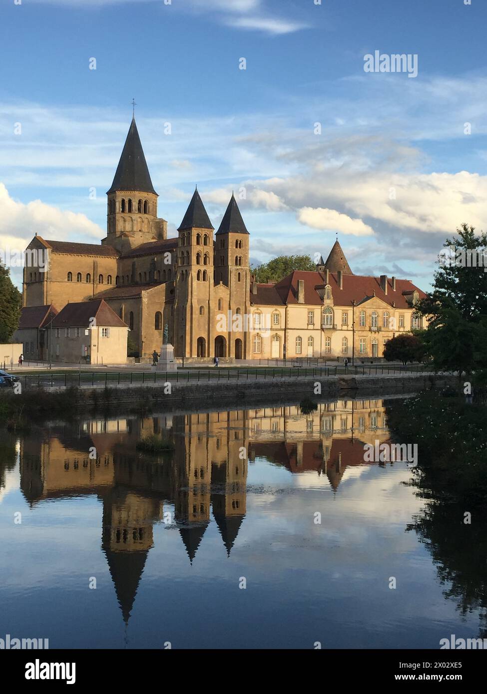 Basilica del cuore sacro, riflessa nel fiume Borbone, Paray-le-Monial, Saone-et-Loire, Bourgogne-Franca-Comte, Francia, Europa Foto Stock