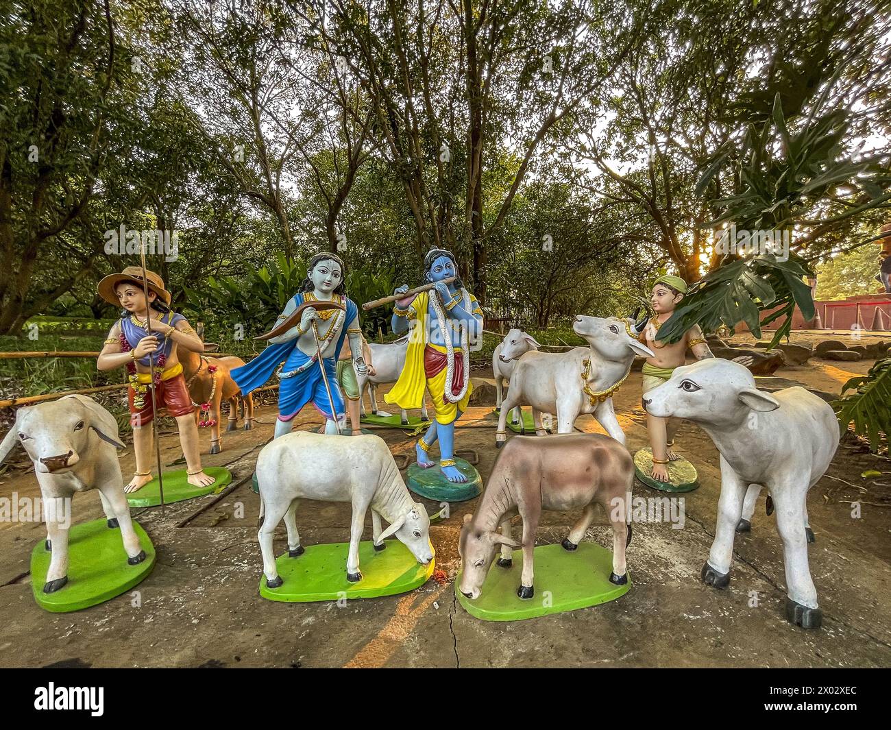 Krishna con i vitelli, Go Karana Lila, Murthis (statue) nell'Ecovillaggio di Govardhan, Maharashtra, India, Asia Foto Stock