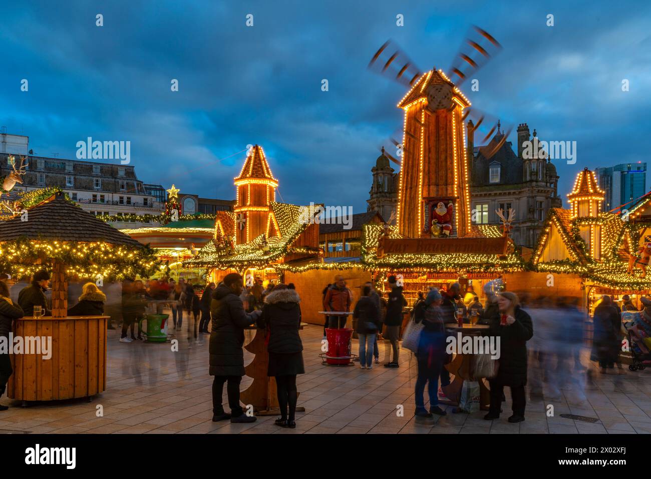 Vista delle bancarelle del mercatino di Natale in Victoria Square, Birmingham, West Midlands, Inghilterra, Regno Unito, Europa Foto Stock