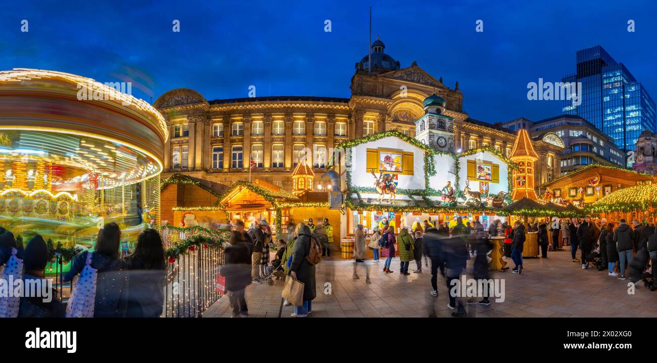 Vista delle bancarelle del mercatino di Natale in Victoria Square al tramonto, Birmingham, West Midlands, Inghilterra, Regno Unito, Europa Foto Stock