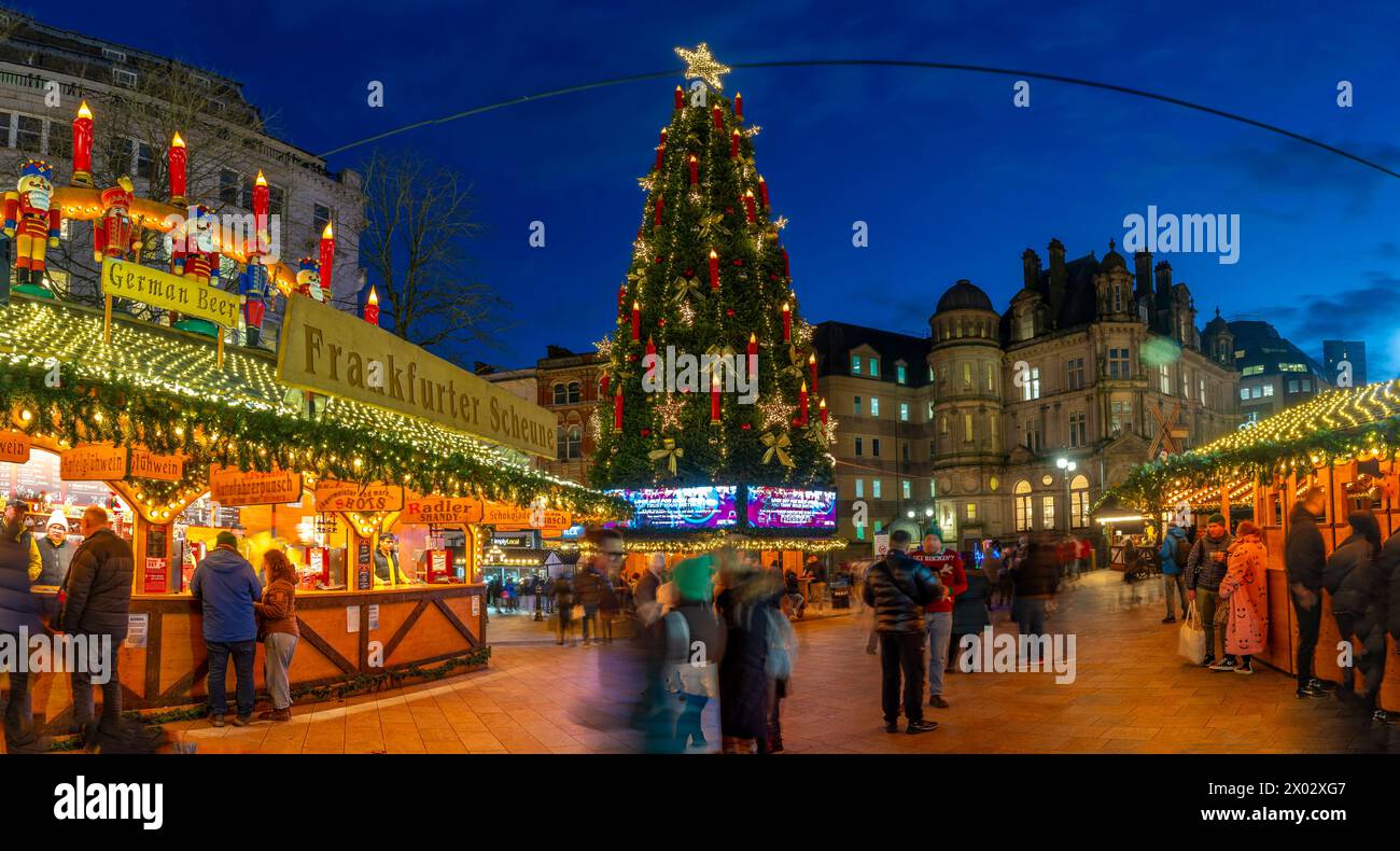 Vista delle bancarelle del mercatino di Natale in Victoria Square al tramonto, Birmingham, West Midlands, Inghilterra, Regno Unito, Europa Foto Stock