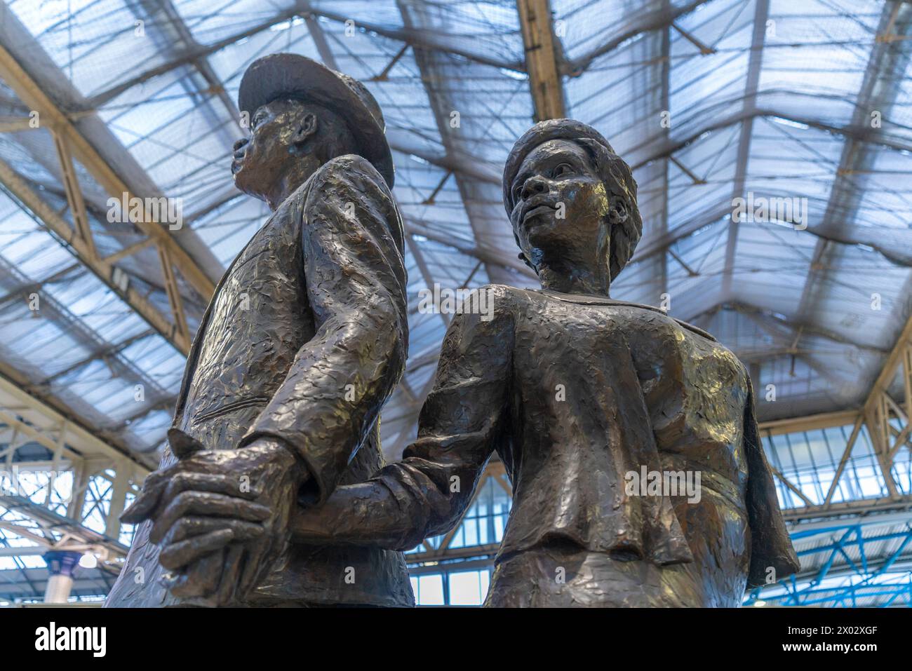 Vista del National Windrush Monument nell'atrio principale della stazione di Waterloo, Londra, Inghilterra, Regno Unito, Europa Foto Stock