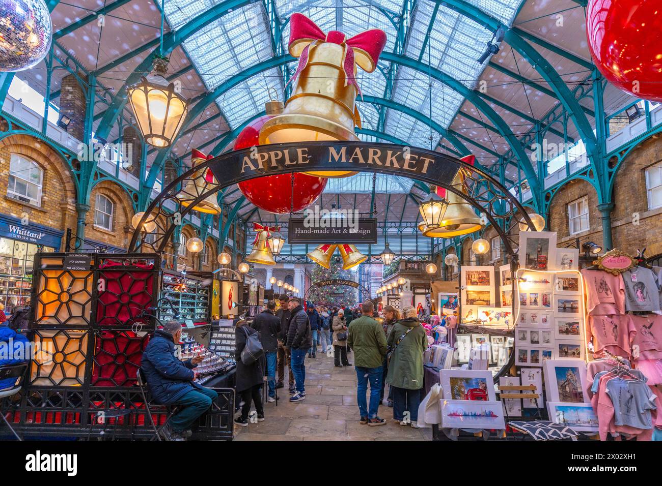 Vista delle decorazioni natalizie nell'Apple Market, Covent Garden, Londra, Inghilterra, Regno Unito, Europa Foto Stock