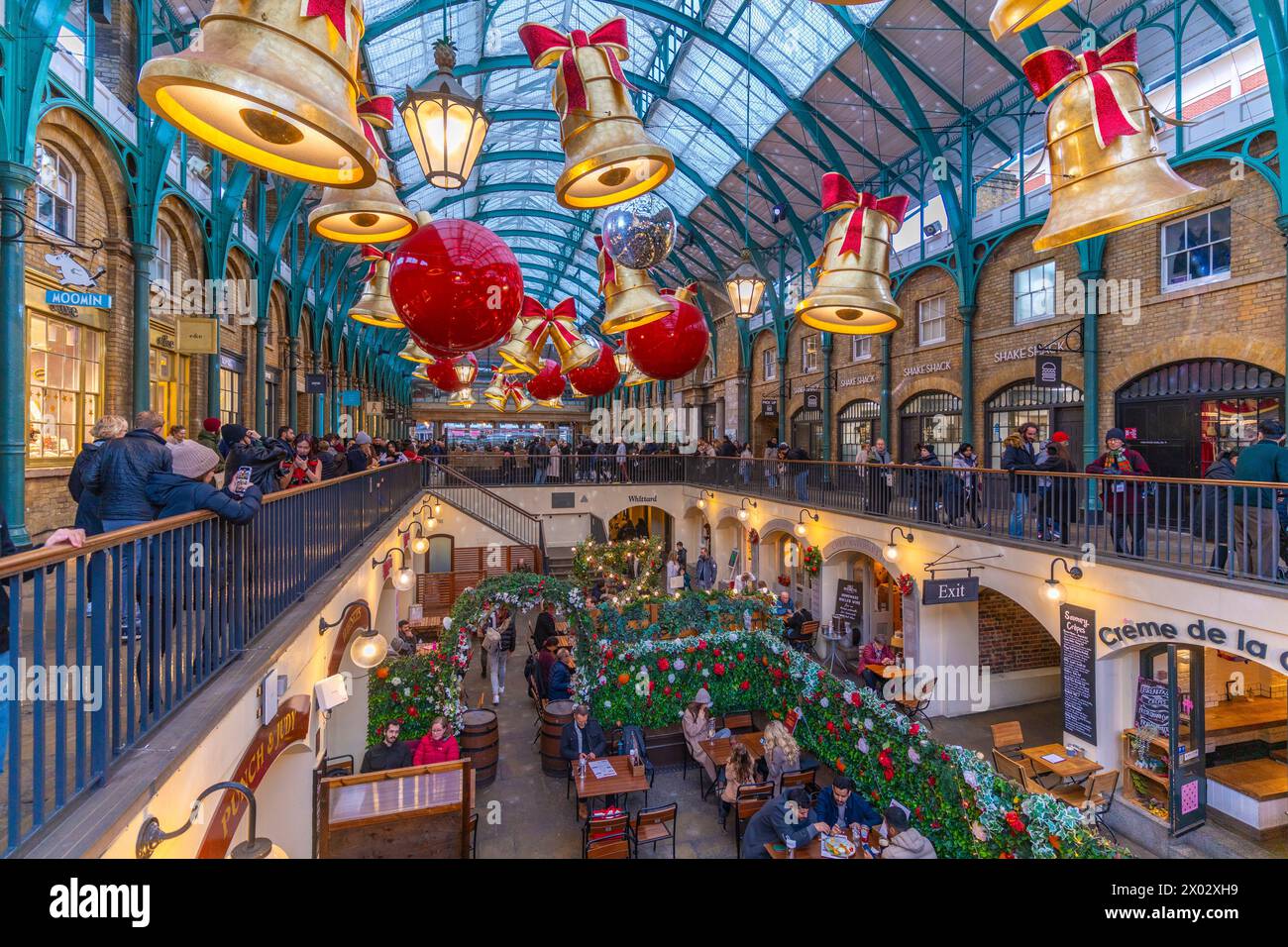 Vista delle decorazioni natalizie nell'Apple Market, Covent Garden, Londra, Inghilterra, Regno Unito, Europa Foto Stock